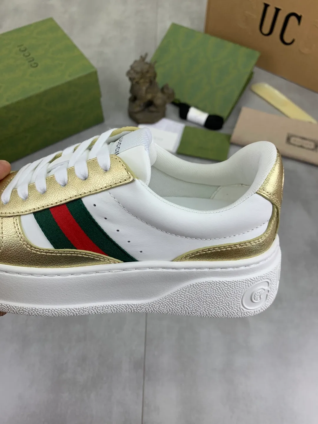 Men's shoes 💰P600 new GUCCI high version 🆕New series, 👫couple biscuit shoes, thick-soled sneakers, these are really comfortable, super light, comfortable and versatile, 👍a must-have item, this item is full of fun retro flavor. G’s new series continues to seek inspiration from daily life in other eras and incorporates the essence of current design to create refreshing designs. This sneaker is made of GG printed canvas and decorated with the classic double G monogram pattern, highlighting the profound connotation of the brand logo. GG printed embossed leather, glossy leather details, 5cm taller, instantly enhances your aura when worn! (With a complete set of packaging bags) Airplane box Size: 35-45
